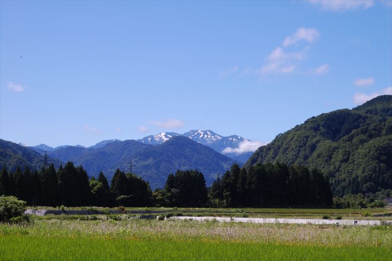 白山市鶴来から見た白山麓の風景